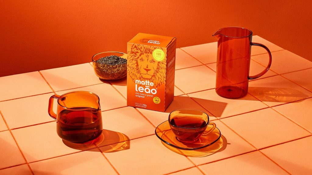 Chá Matte Leão em uma mesa